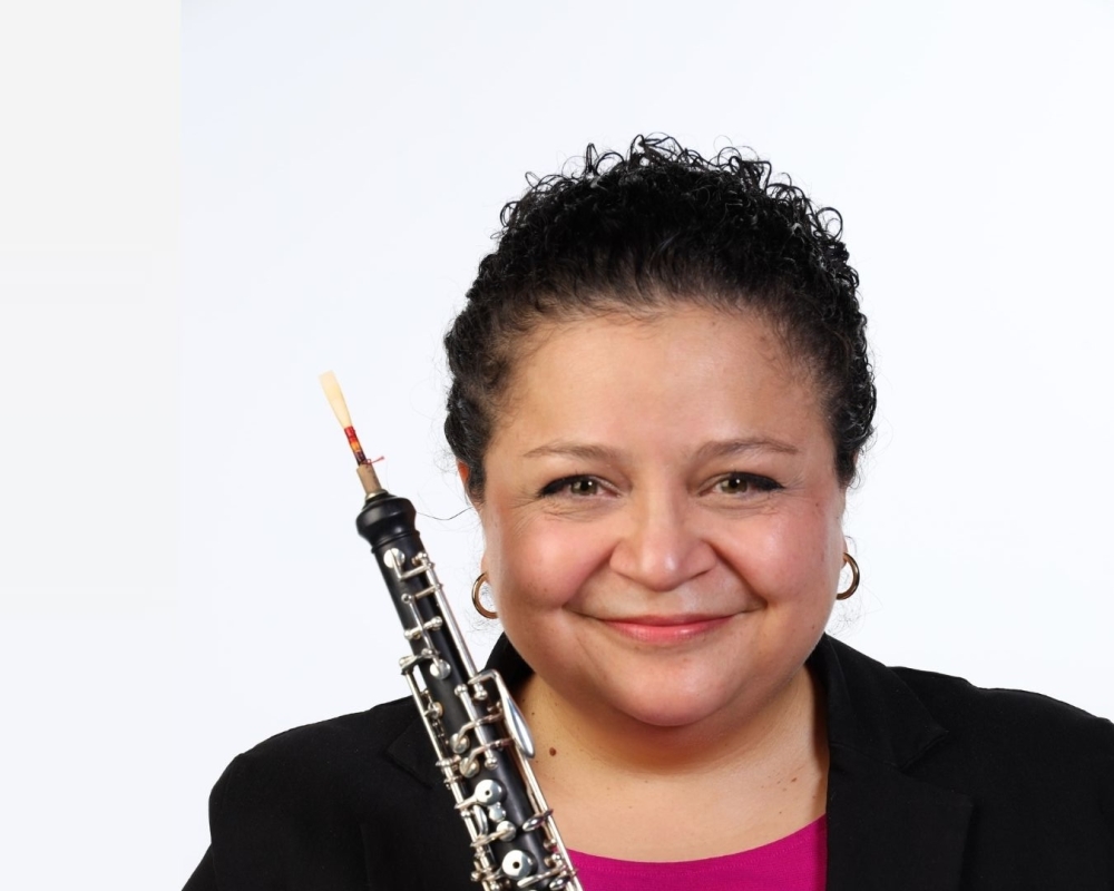 Dr. Eurídice Álvarez Adjusts Reeds